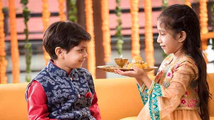 Bhai Dooj 2023 - कब करें भाई को तिलक, जानें भाई दूज पूजा विधि, कथा